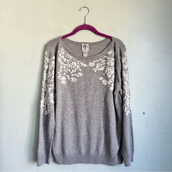 Rain + Rose Women's Gray Sweater White Embroidered Floral Design Size Large NWOT - Picture 1 of 6